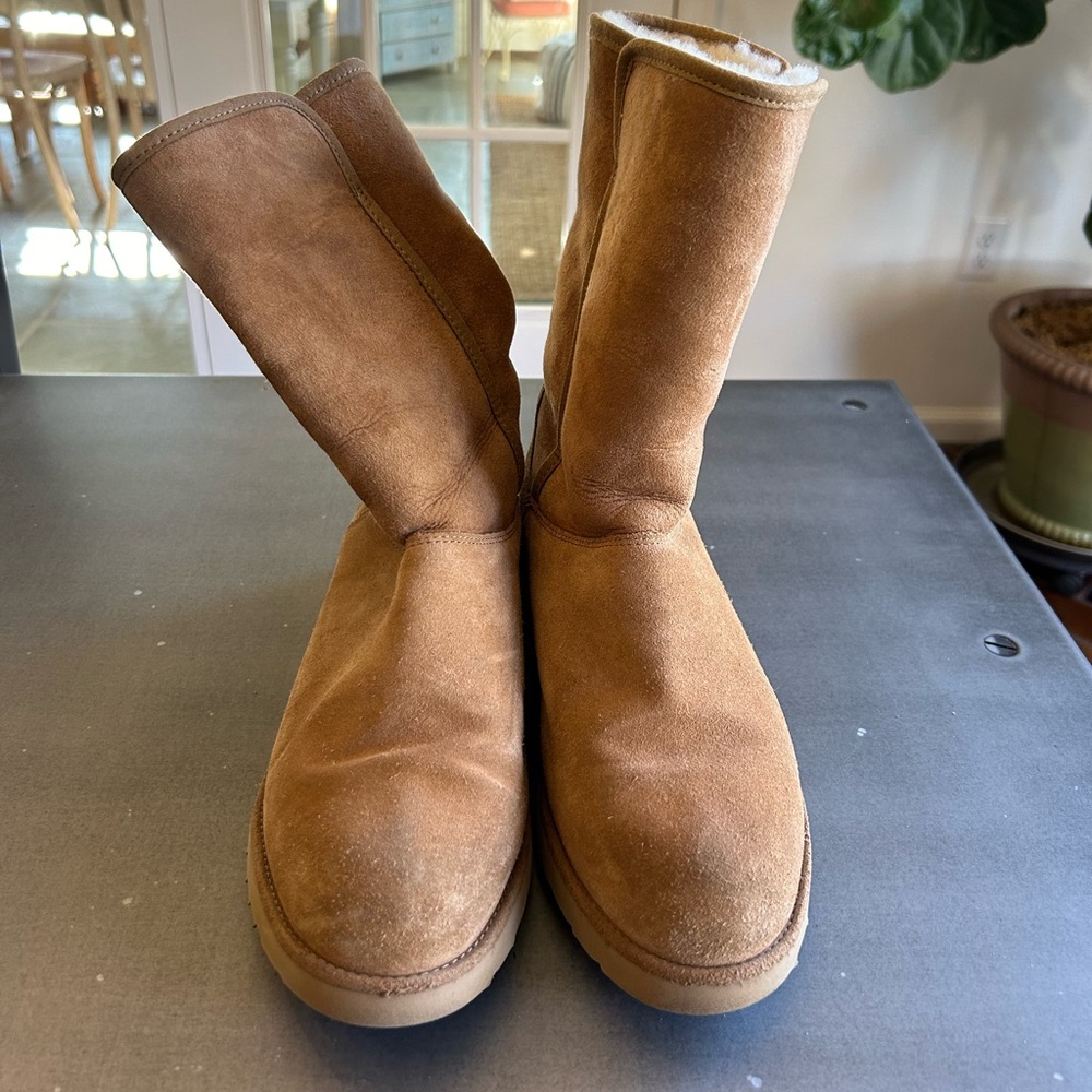 GUC Women’s UGG Boots. Classic styling! Color: Chestnut. Women’s 10.